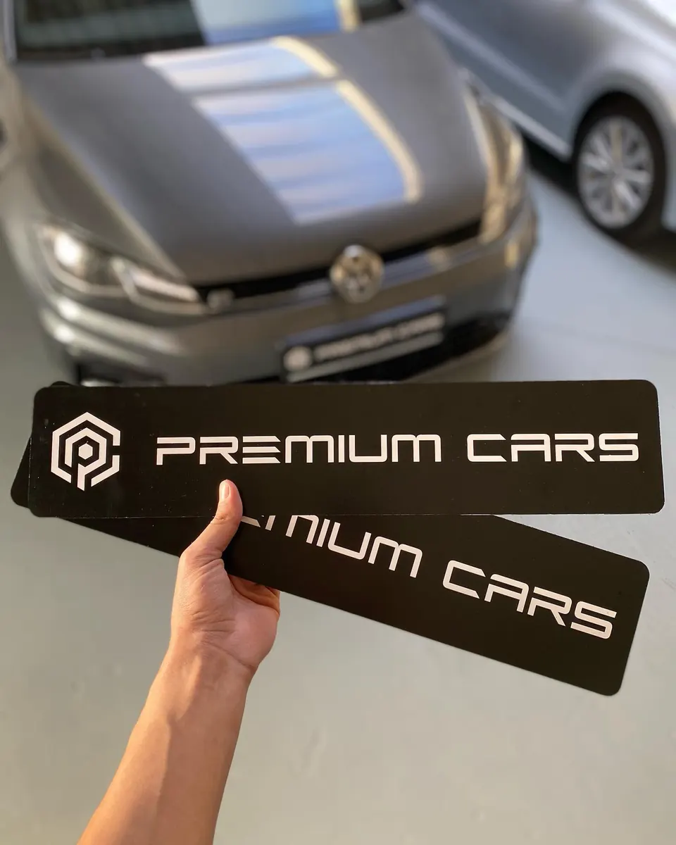 Showroomkenteken met het logo van Premium Cars