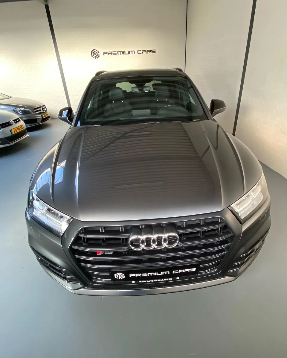 Auto in de showroom van Premium Cars met showroomkenteken
