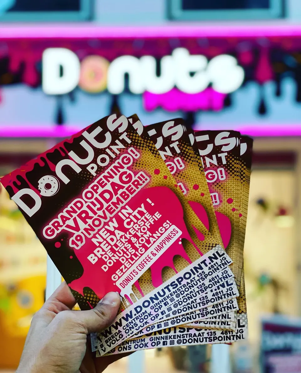 Stapel flyers van Donuts Point, net gedrukt