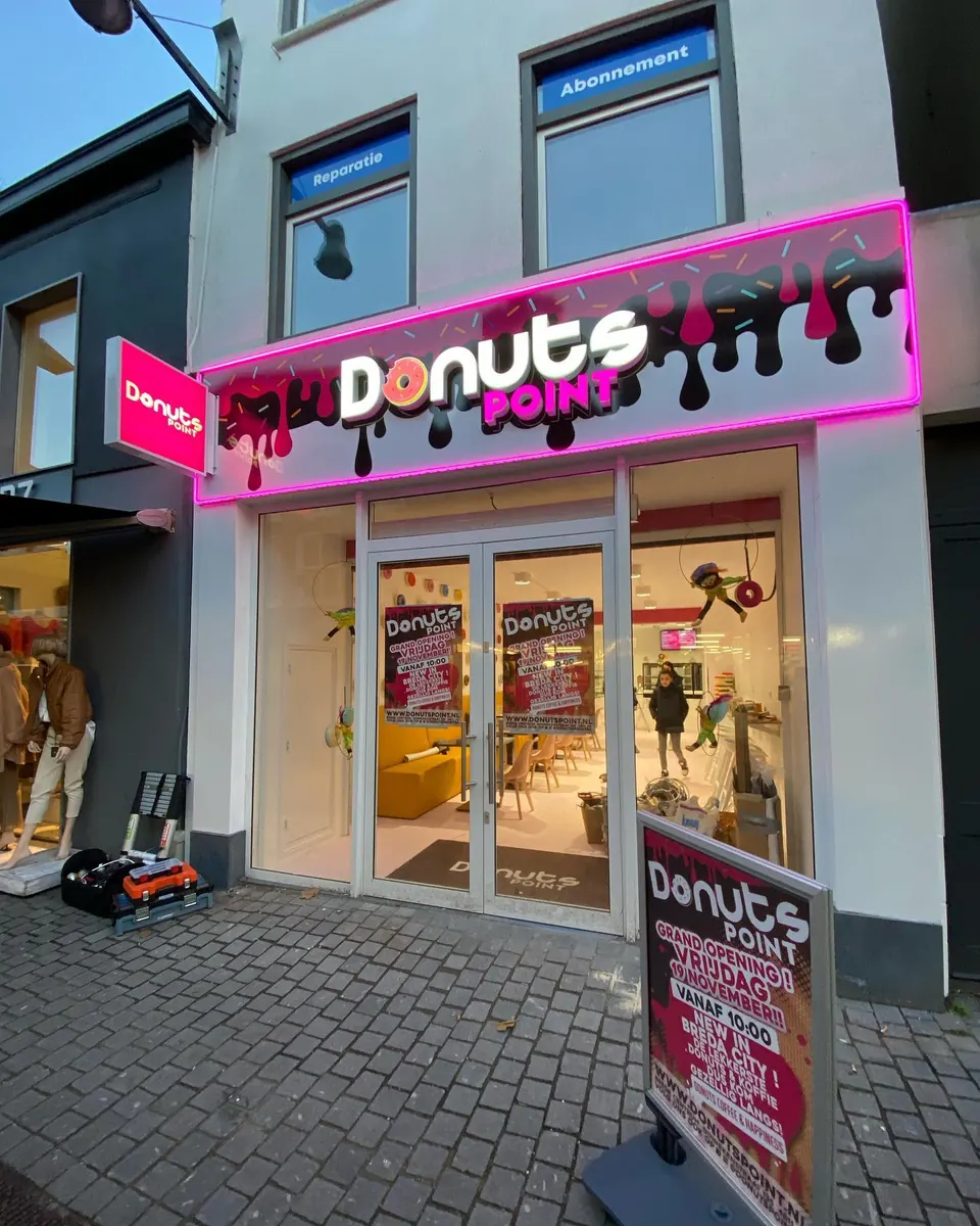 Donuts Point: roze gevel met lichtgevende letters en LED-neonstrip