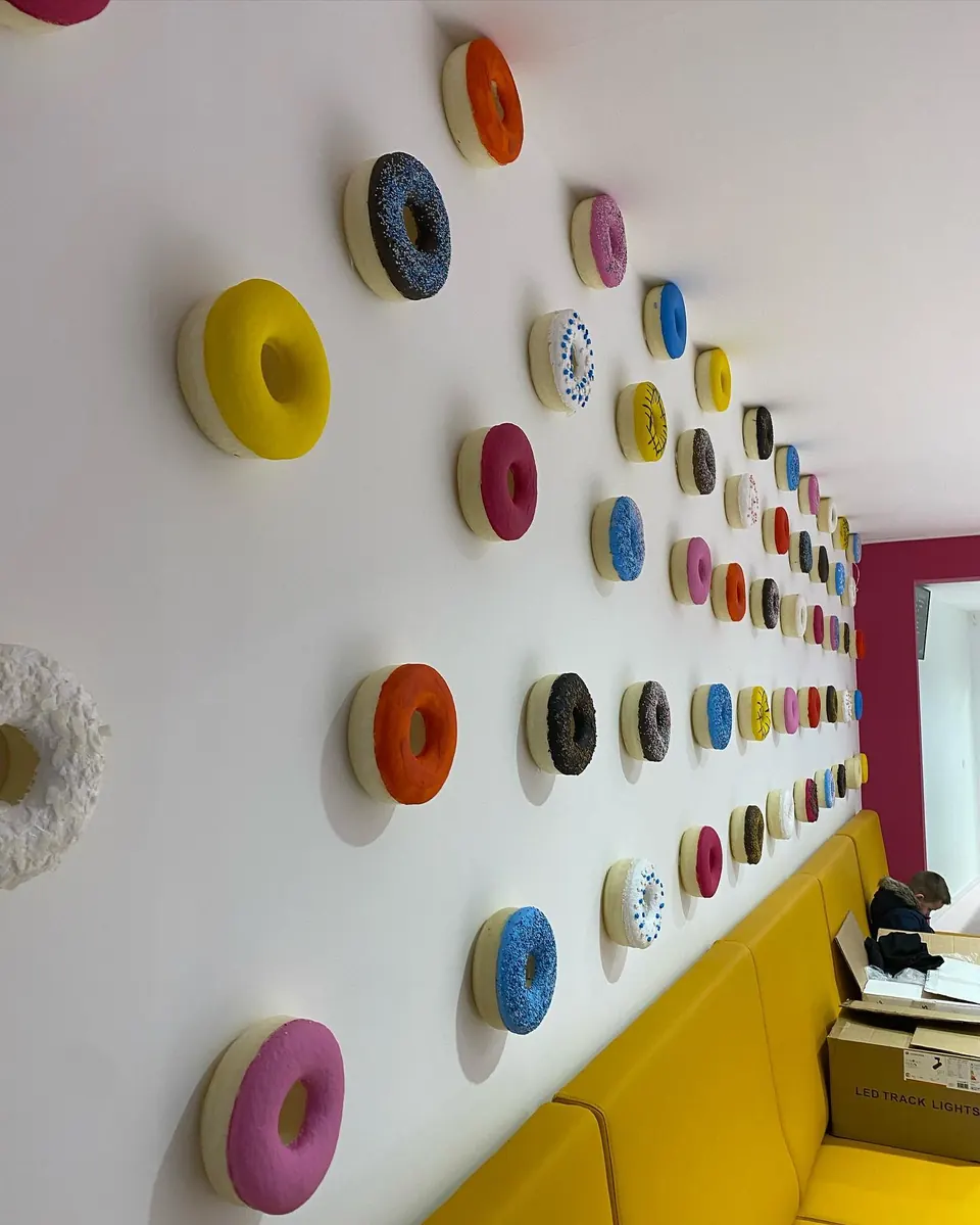 Wanddecoratie in de zaak van Donuts Point