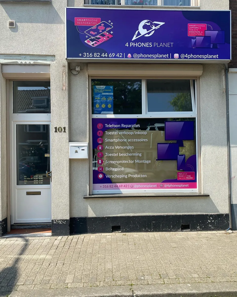 Winkelpand met nieuwe paarse gevelreclame en raamfolie
