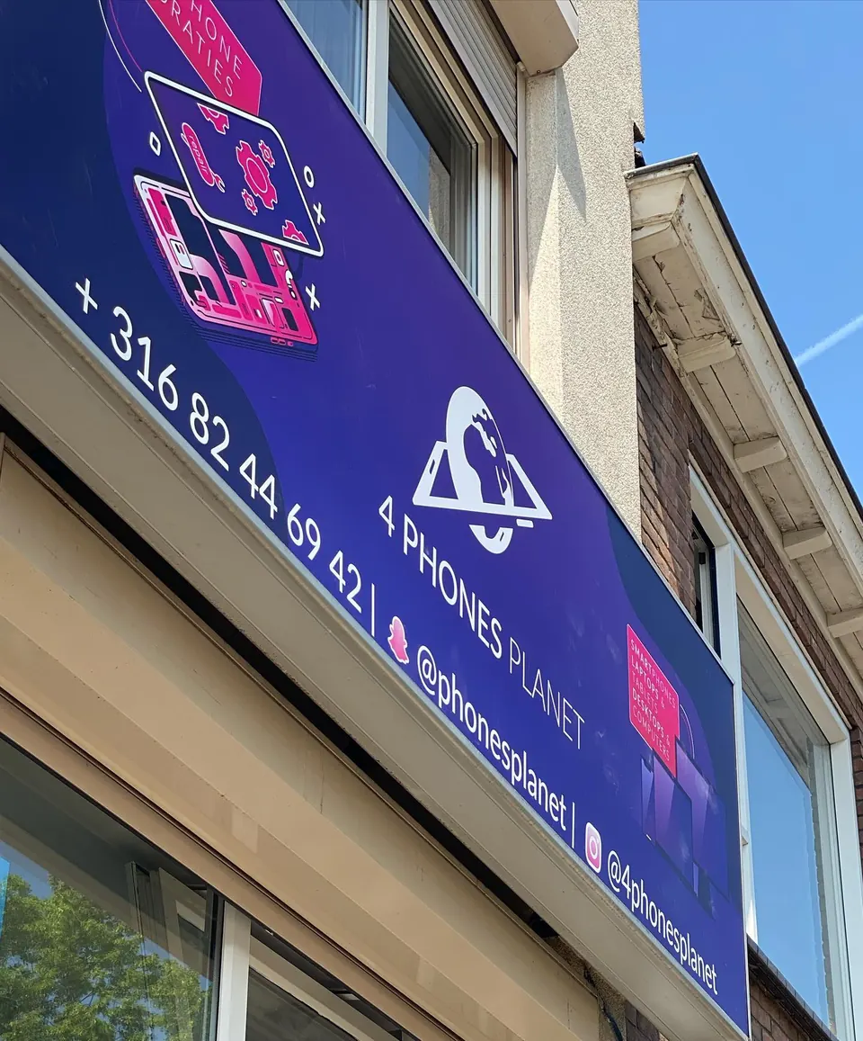 Gevelbord met logo boven de winkelpui