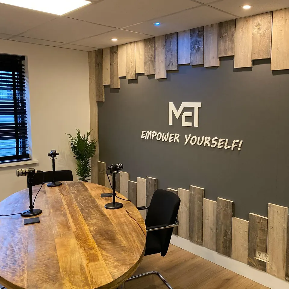 Podcaststudio van Moslim Empowerment Tilburg met logo op de wand