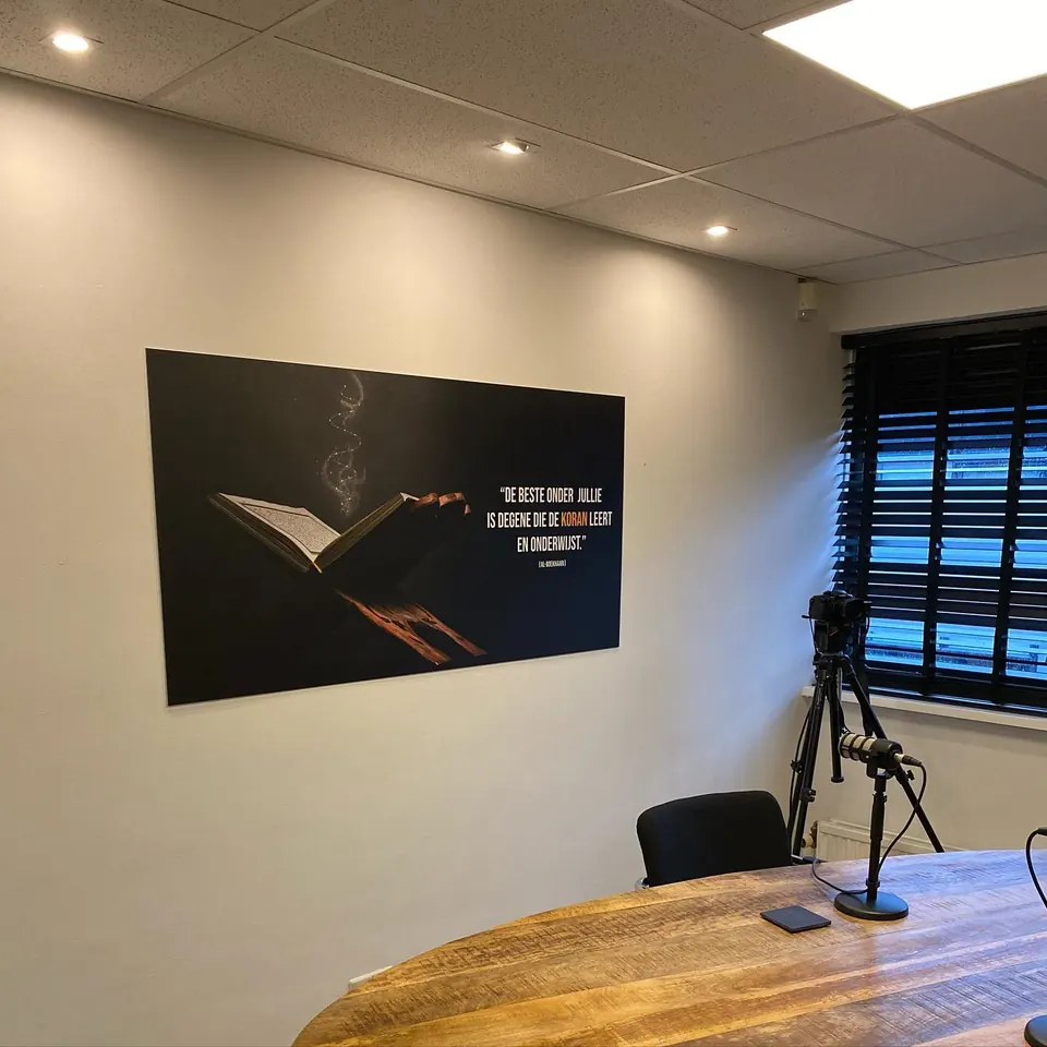 Studio met fullcolor wandprint met matte finish