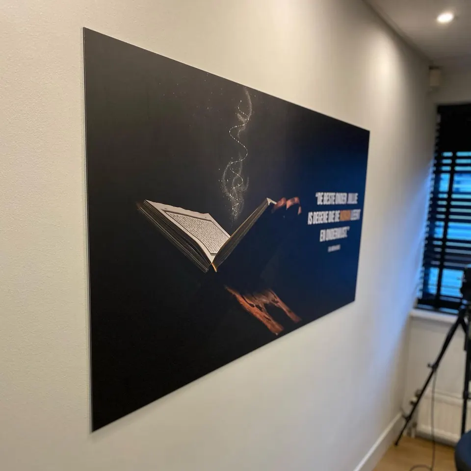 Wandprint in de podcaststudio