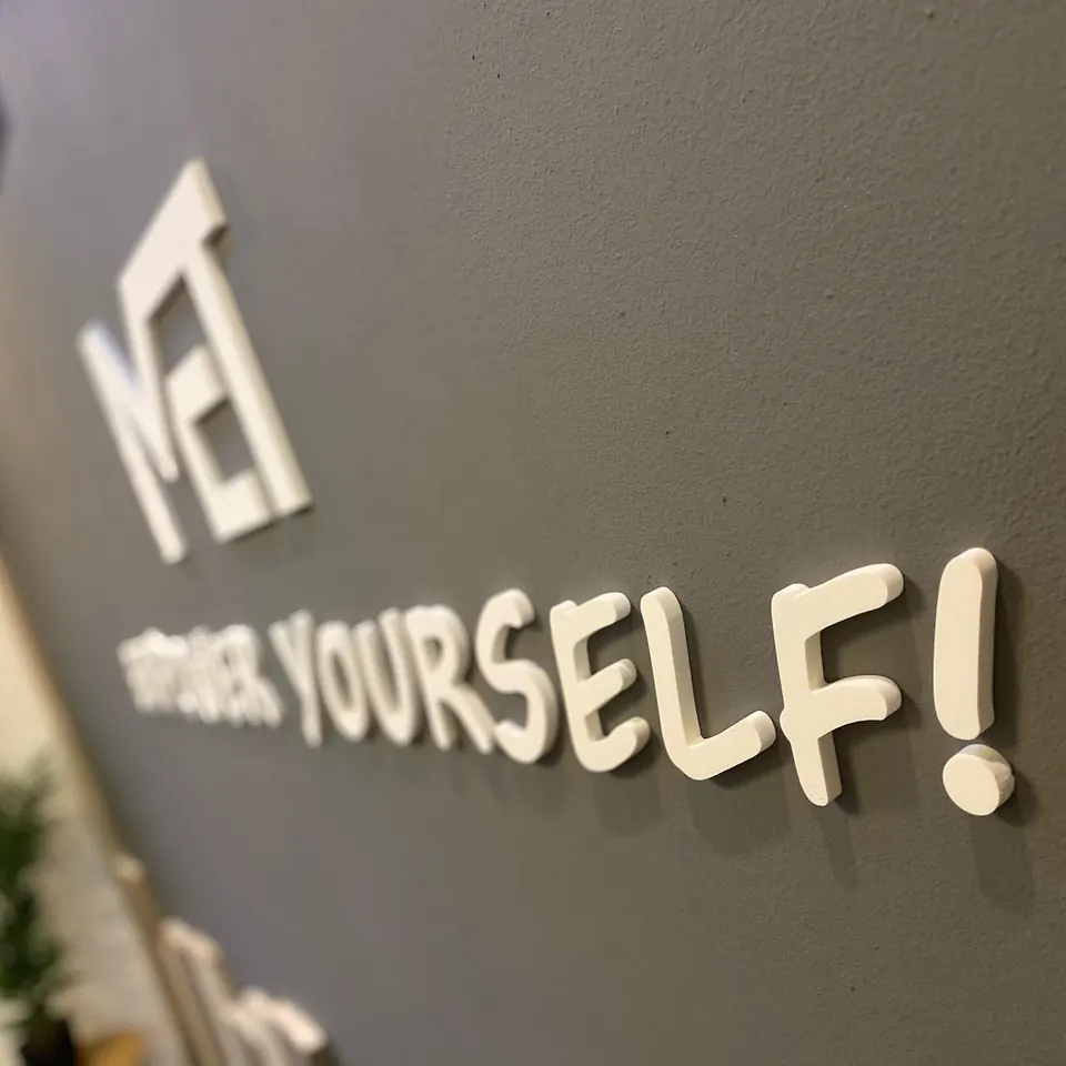 3D freesletters direct op de wand van de studio