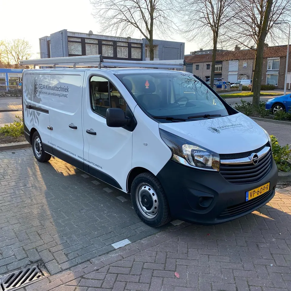 Beletterde bedrijfsbus schuin van voren