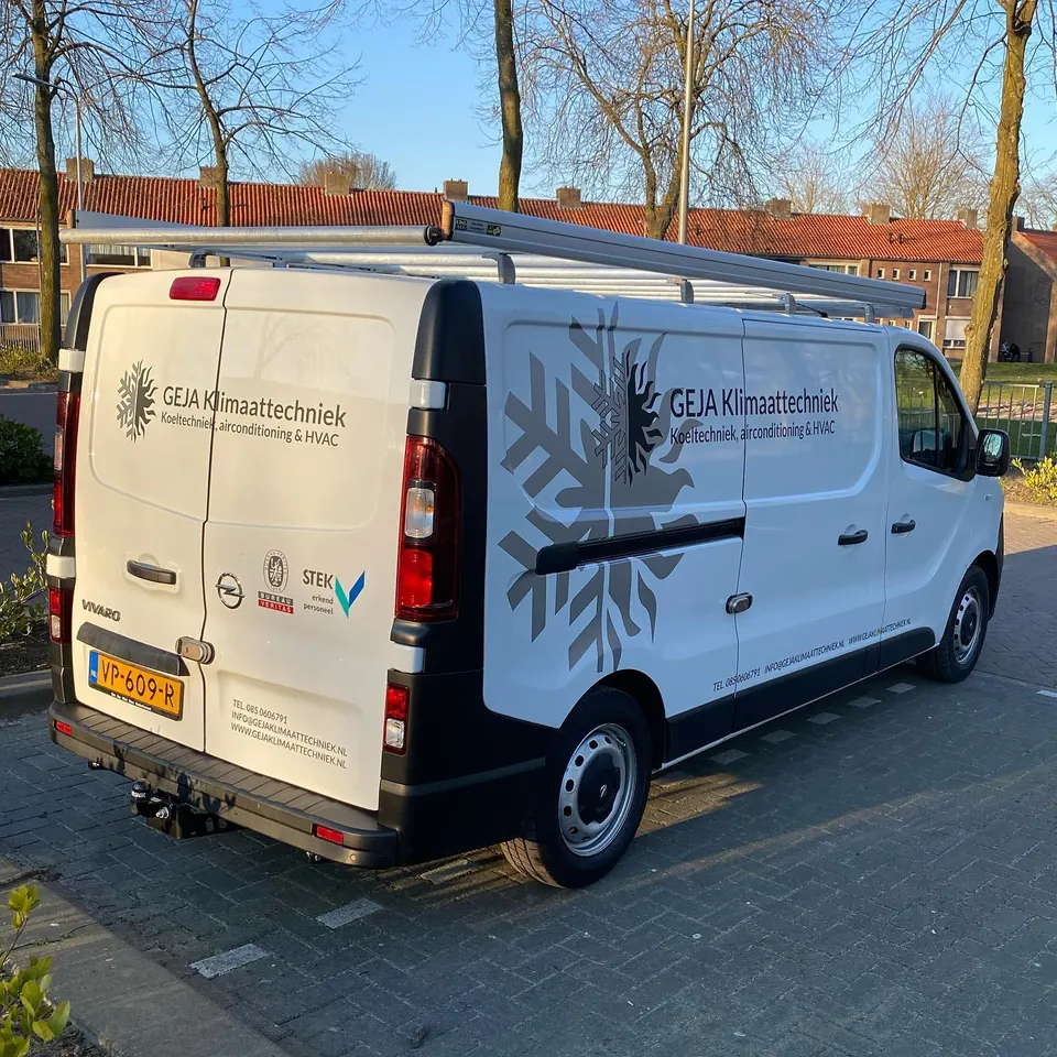 Achterdeuren van de bedrijfsbus met belettering