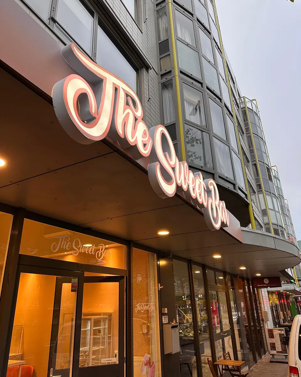 Gevel van The Sweet Bar met de verlichte naam