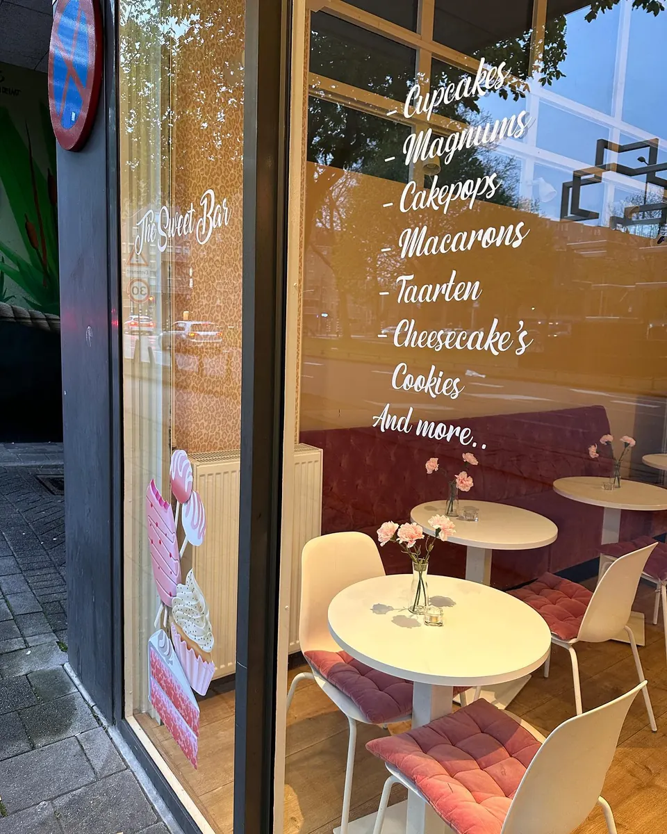 Raam van The Sweet Bar met belettering