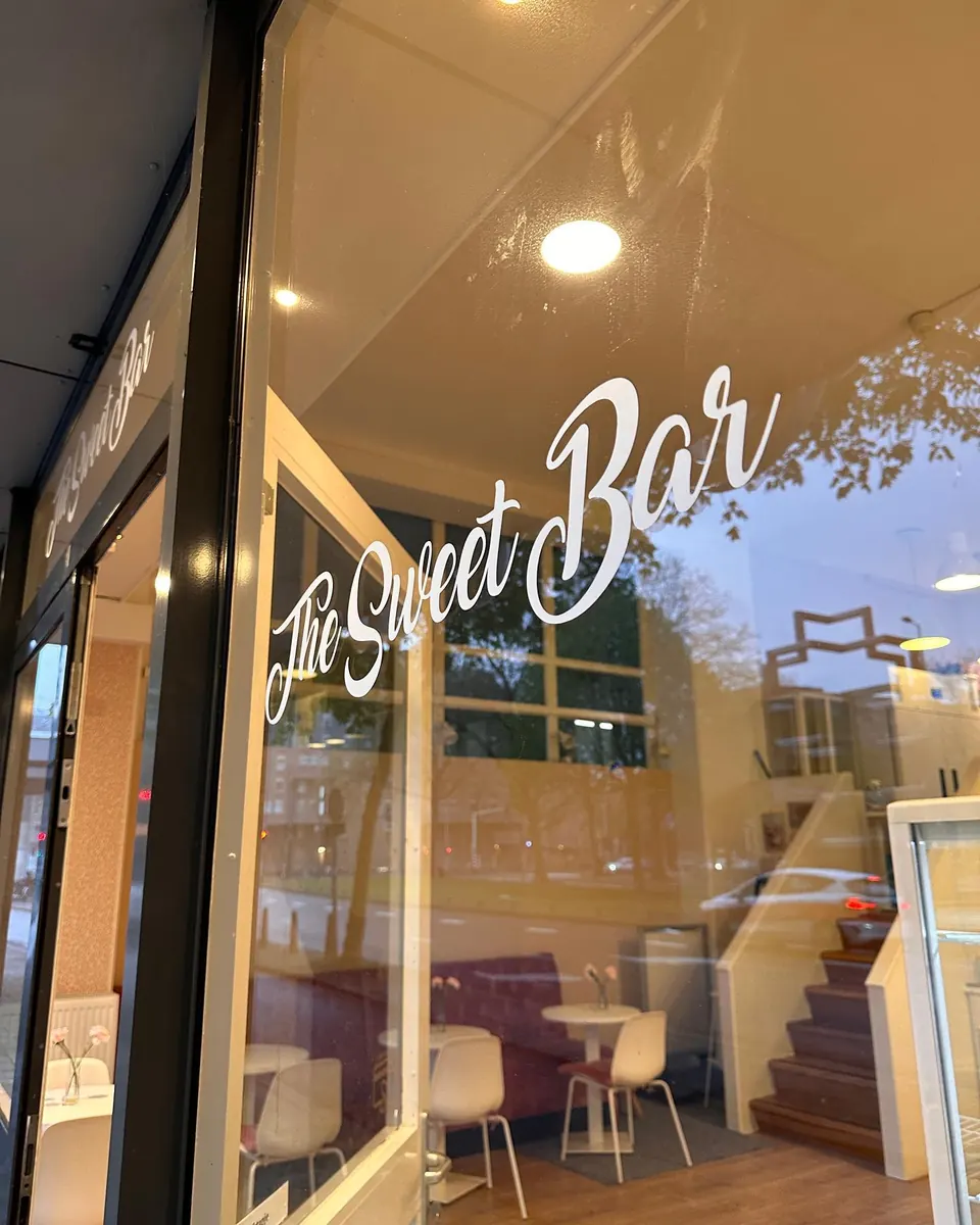 Glazen pui van The Sweet Bar met lichtgevende letters