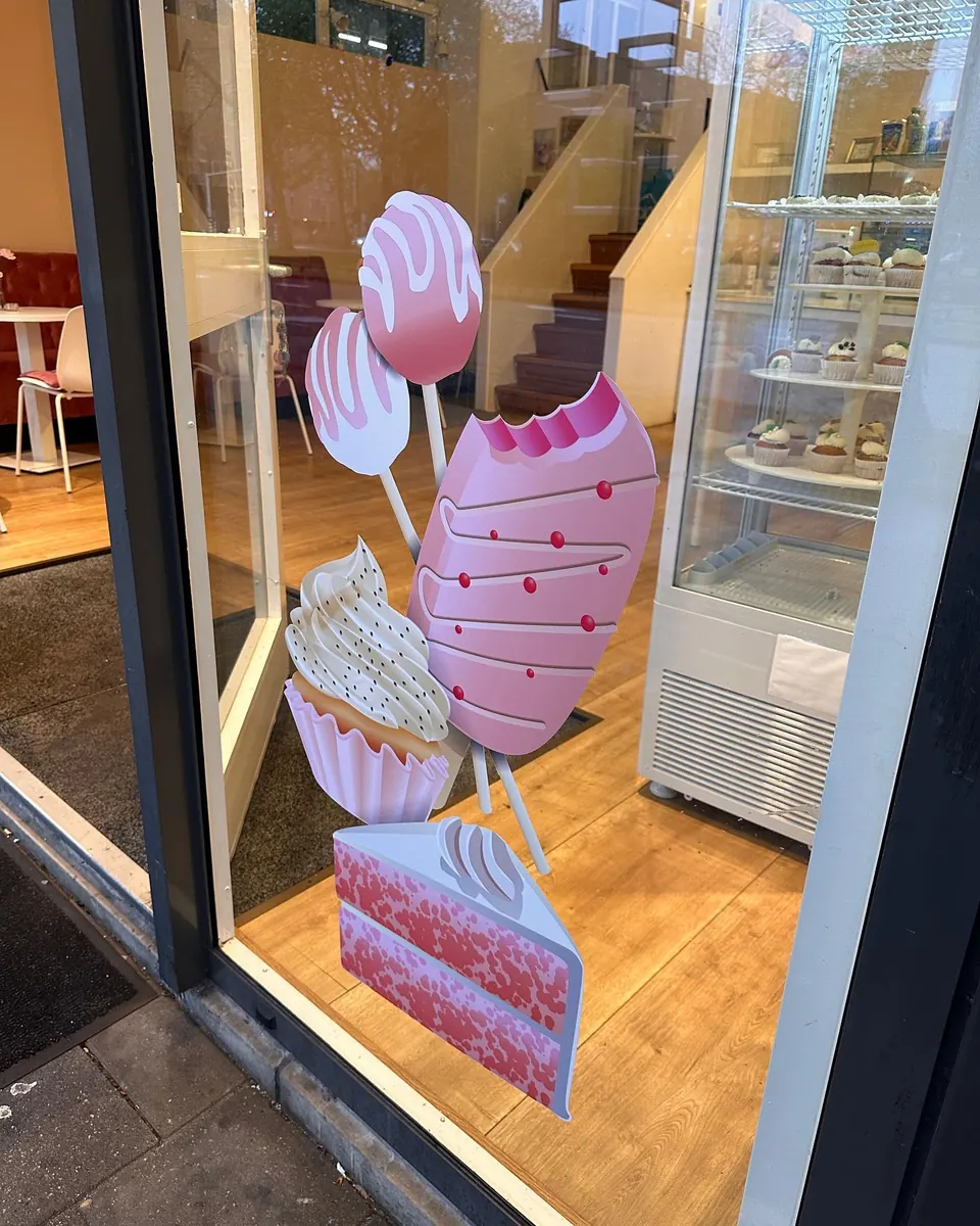 Raamfolie met illustratie bij The Sweet Bar