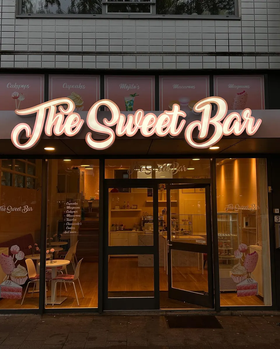 The Sweet Bar 's avonds: de verlichte naam op de gevel