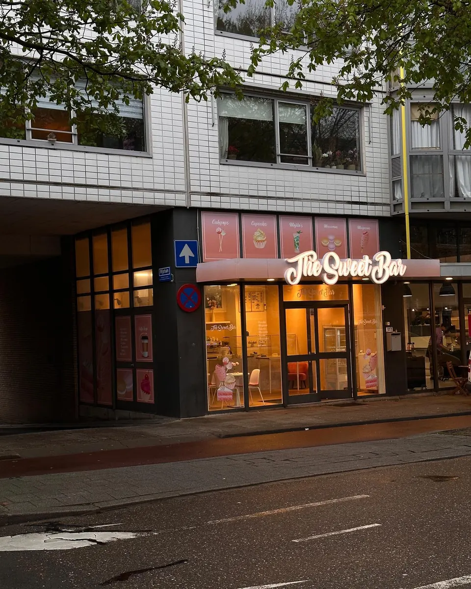 The Sweet Bar vanaf de straat met de nieuwe gevel