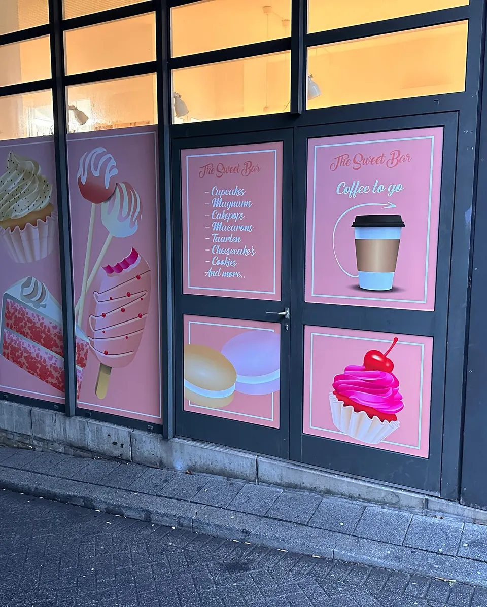 Raamfolie met illustraties bij The Sweet Bar