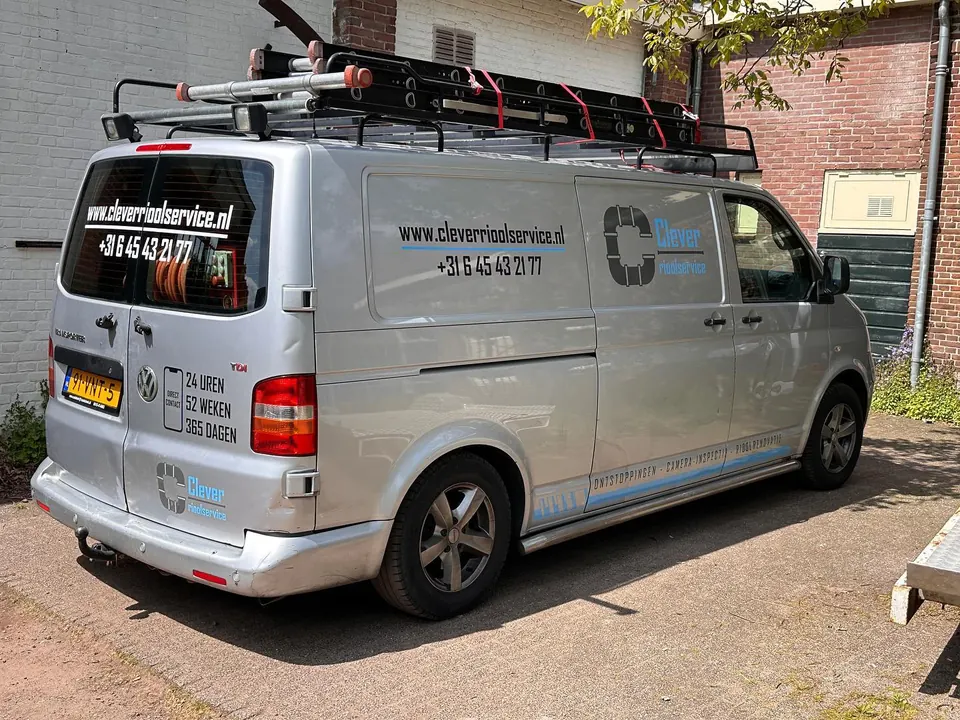 Zilveren bedrijfsbus van een loodgieter met belettering