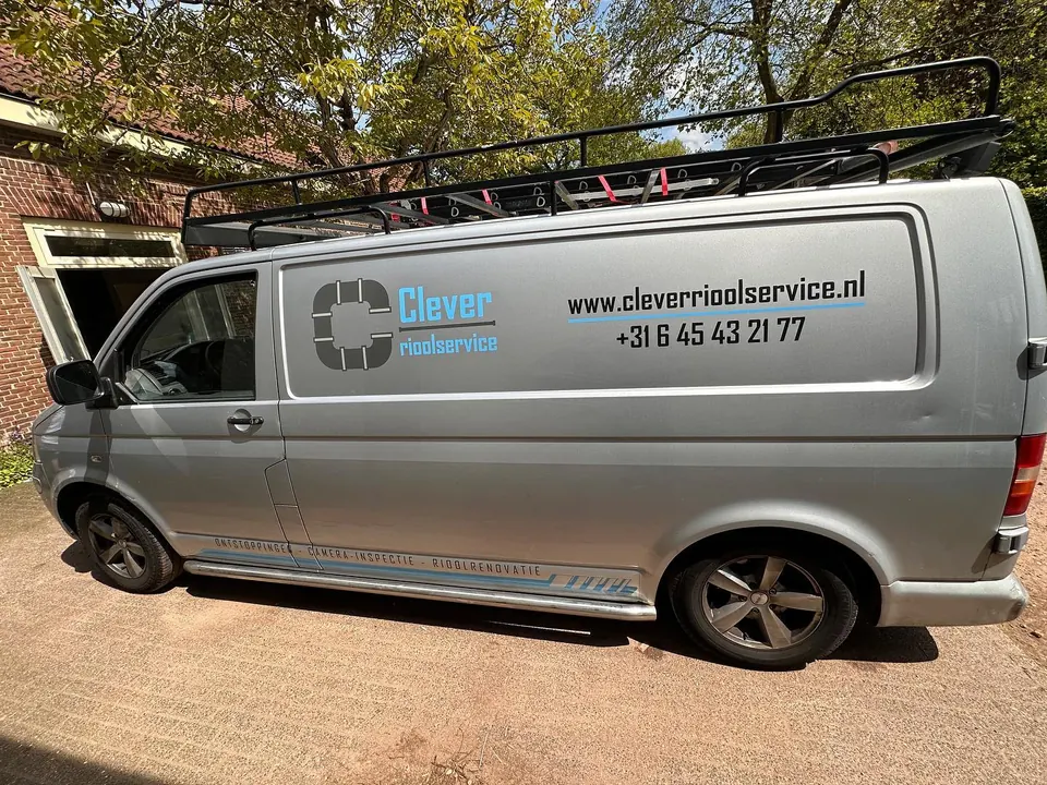 Loodgietersbus met logo en contactgegevens op de zijkant